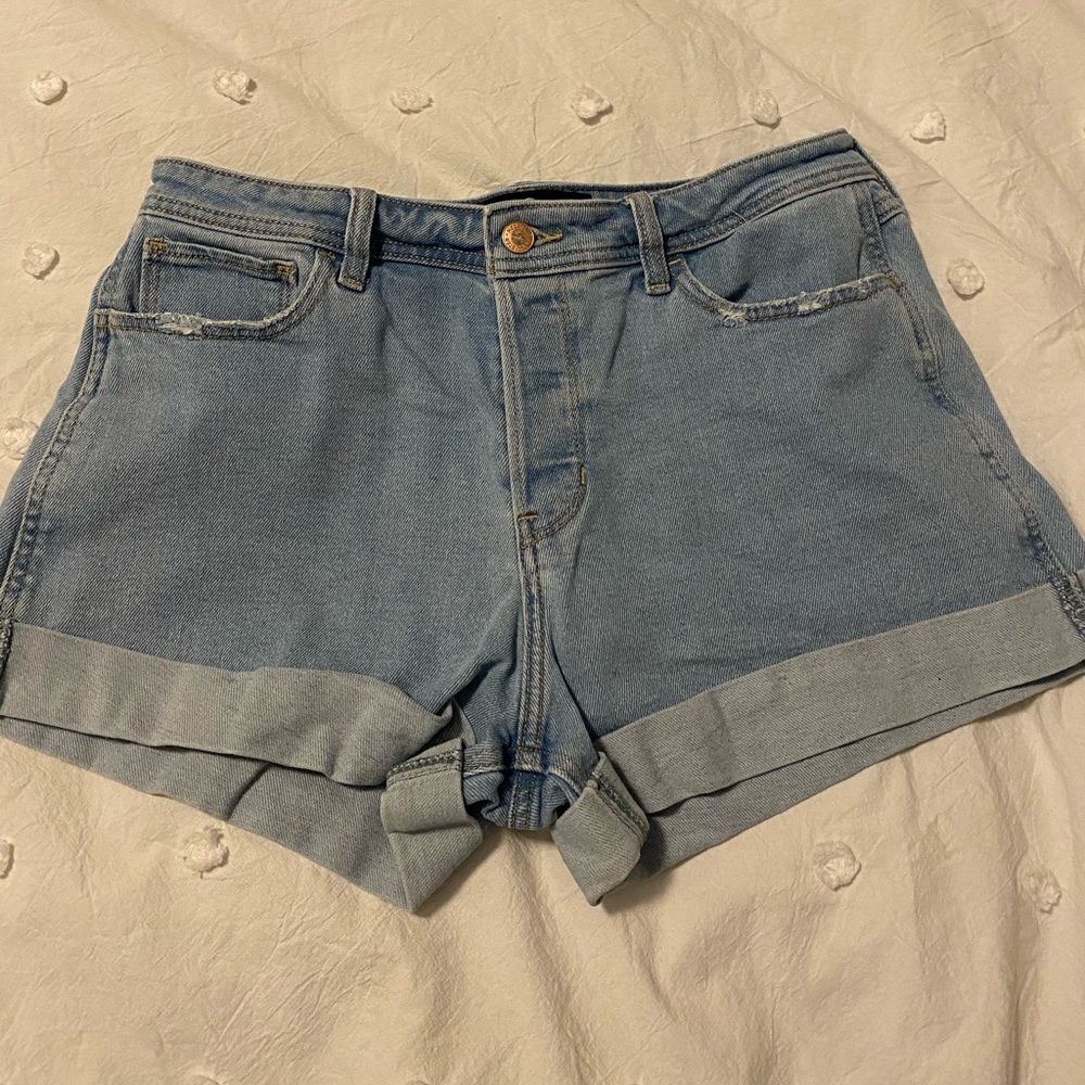 Light wash hollister jean shorts